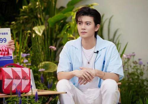 圈内人士爆料任嘉伦,神秘恋情引热议,粉丝期待新作品 第2张 圈内人士爆料任嘉伦,神秘恋情引热议,粉丝期待新作品 第2张